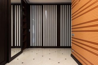 véranda en PVC spacieuse et lumineuse intégrée à une maison moderne
