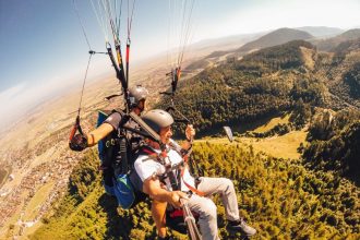 Homme de 56 ans s'élançant en parapente pour la première fois