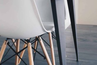 Table scandinave en bois au design élégant et chaleureux