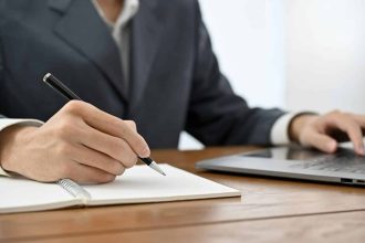 consultant indépendant lisant un livre sur la performance professionnelle