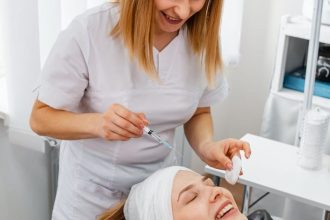 Personne âgée se faisant coiffer dans un salon de beauté en France