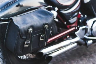 sac en cuir vintage pour moto sur un fond neutre