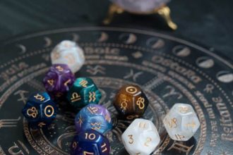 Dés désignant les chiffres et leur signification mystique dans la numérologie